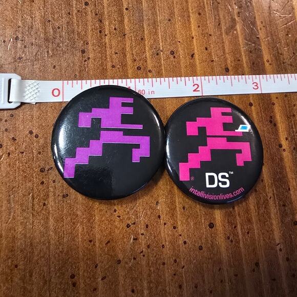 Set of 2 1"‎ Nintendo Pinbacks EUC - Picture 1 of 2